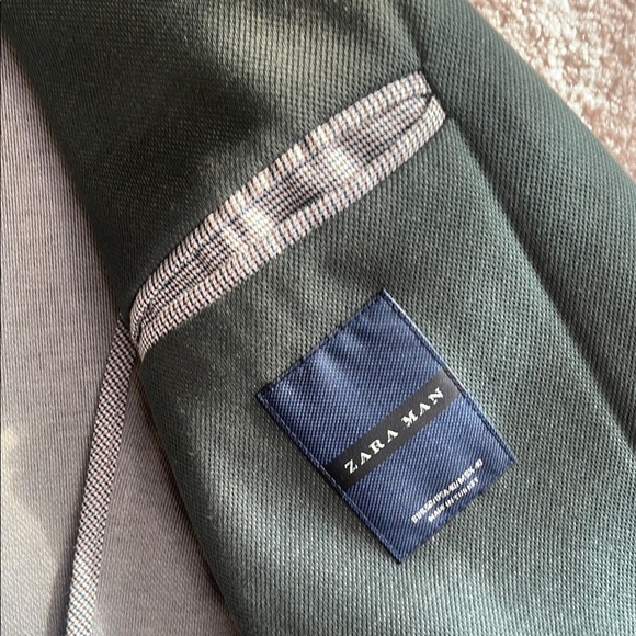 Zara Green Blazer with Modern Cut and Notched Lapel - Picture 4 of 5
